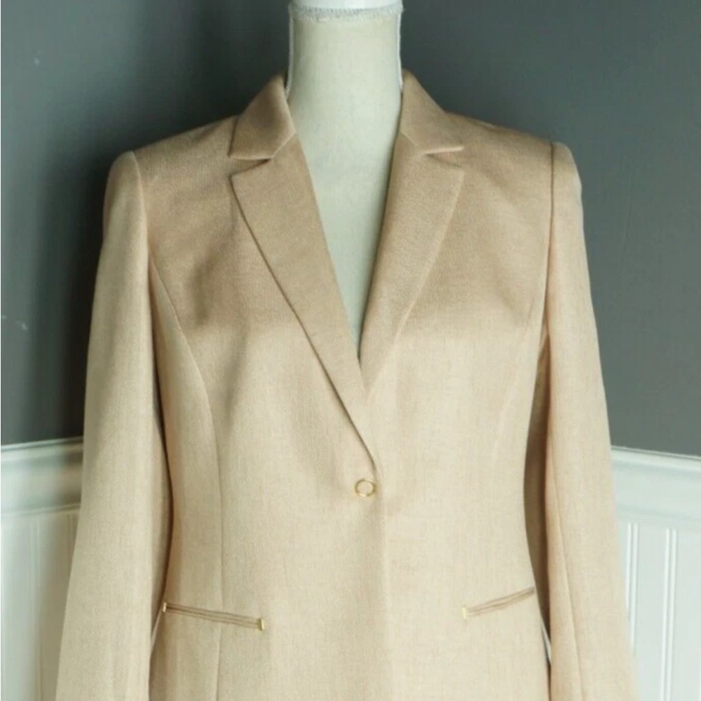 Elie Tahari Tan Blazer with Structured Shoulders and Professional Cut. Size 2